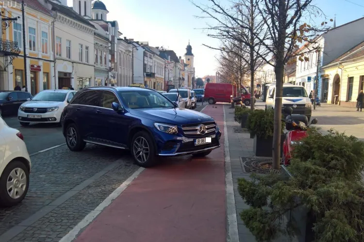 Parcare de șmecher pe Bulevardul Eroilor! A uitat că se află la Cluj - FOTO
