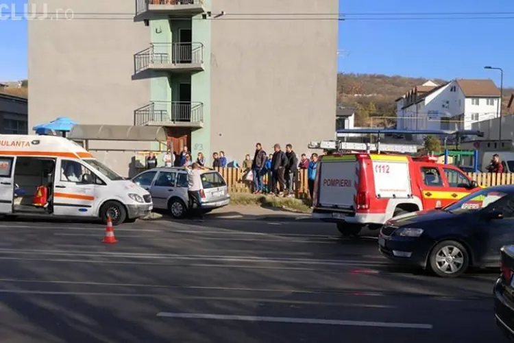 Accident grav pe Bulevardul Muncii. Un șofer a intrat cu mașina în stația de tramvai și a lovit două persoane de pe trotuar FOTO