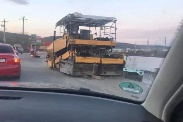 Dorel, șoferul unui trailer, a ”pierdut” un utilaj de asfaltare în sensul giratoriu din Apahida - FOTO