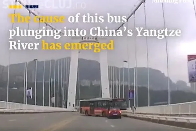 Accident cutremurător! Un autobuz a căzut de pe un pod. Șoferul se răfuia cu o pasageră - VIDEO