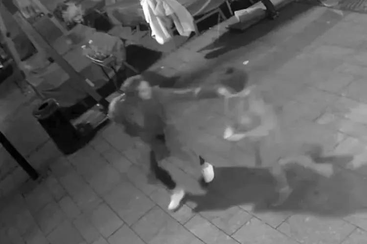 Franțuzoaice surprinse de camerele de supraveghere după ce a mâncat și băut la un restaurant din Cluj și au fugit fără să plătească