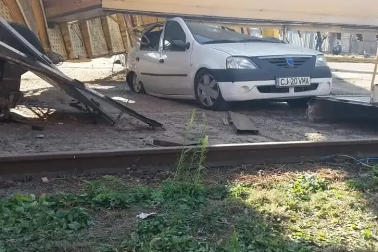 O macara prăbușită a făcut PRAF un autoturism. Totul a fost FILMAT - VIDEO