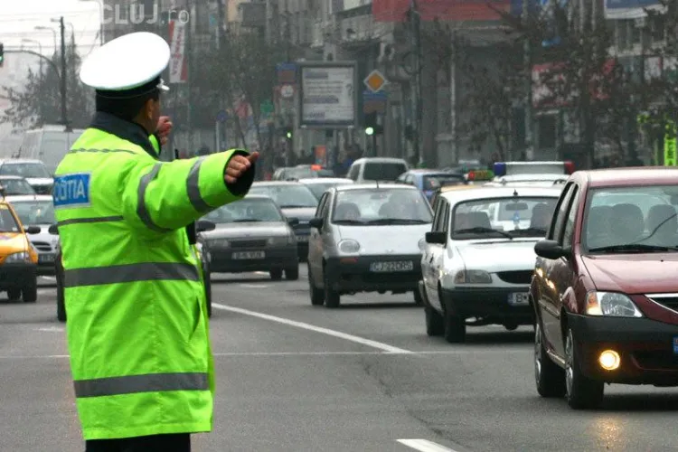Un procuror a amendat cu câte 5.000 de lei doi poliţişti pentru că au avut TUPEU să îl oprească în trafic