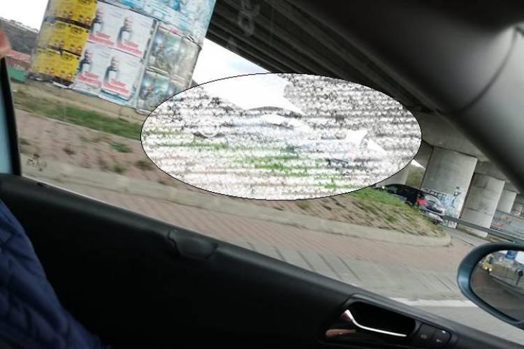 Cluj: Șoferul unui BMW a zburat peste un sens giratoriu. Ce surpriză a avut - FOTO