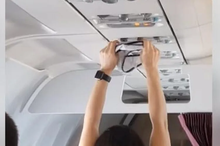 A uscat o pereche de chiloți în avion, la instalația de aer condiționat - VIDEO