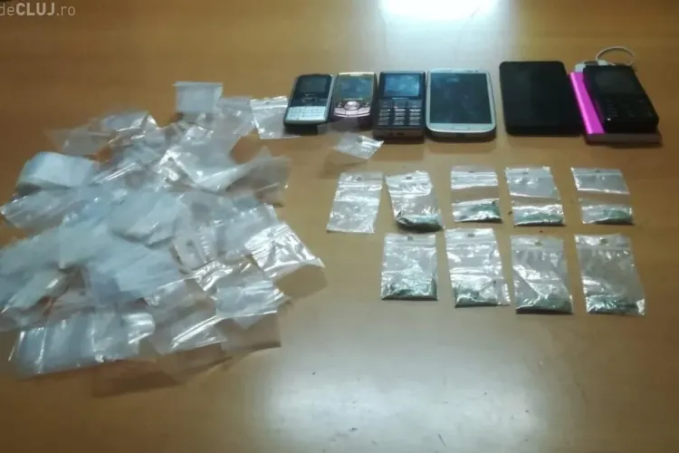 CLUJ:Tânăr prins cu droguri în Parcul Farmec. Ce au găsit polițiștii asupra sa FOTO