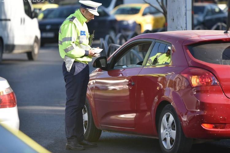 Discuţie dintre un poliţist şi o şoferiţă: ”De ce nu purtaţi centura de siguranţă? - Pentru că mi-am pus silicoane”