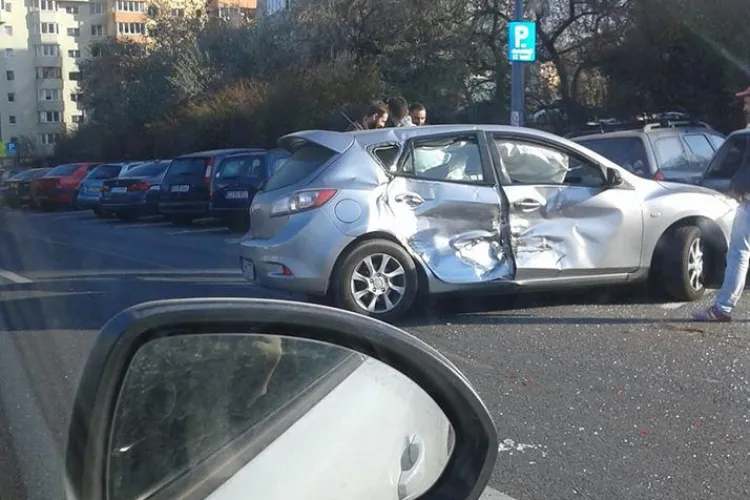 UPDATE Accident cu șapte mașini implicate pe Calea Florești. Trei persoane au fost rănite FOTO