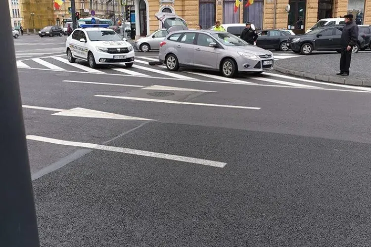 Acesta e Clujul. Poliția locală ajută un șofer să schimbe roata mașinii - FOTO