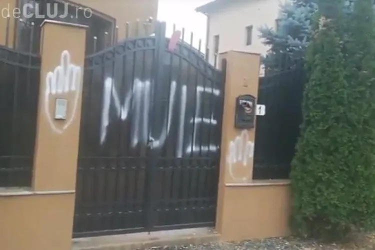 Mălin Bot şi Marian Ceauşescu au lipit mesaje obscene pe poarta deputatului ”obscen” Florin Iordache  - VIDEO