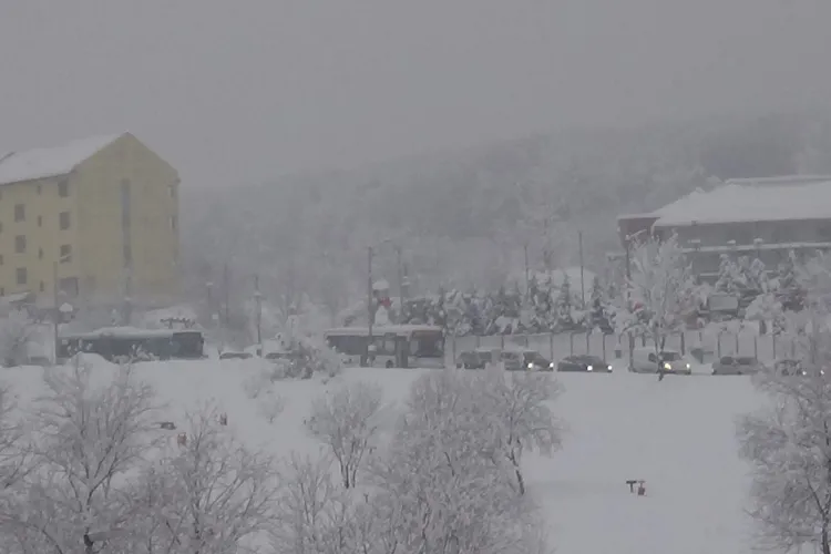 Floreștiul e blocat din cauza zăpezii de pe drum. Cine o curăță?