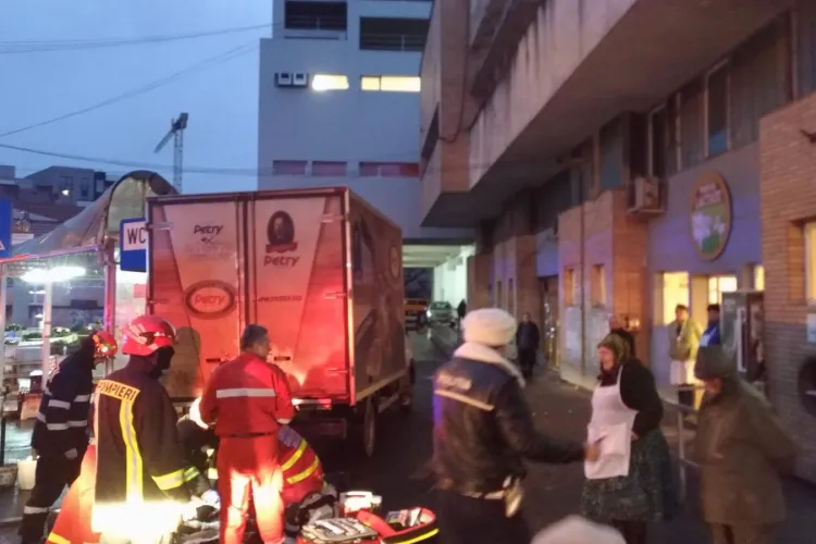 Accident mortal lângă Hala din Piața Mihai Viteazu. Femeie călcată de un camion - FOTO