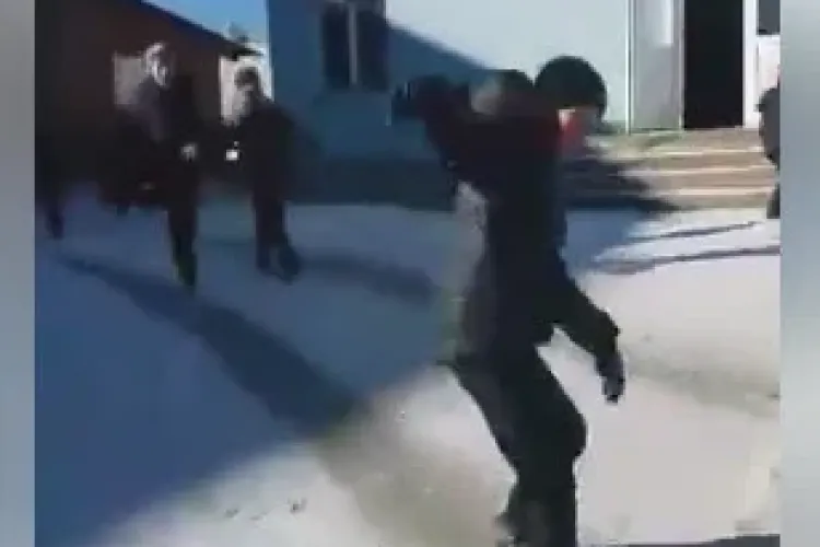 La Mărișel, copilăria este tot copilărie. LIKE dacă îți aduce aminte de ceva - VIDEO