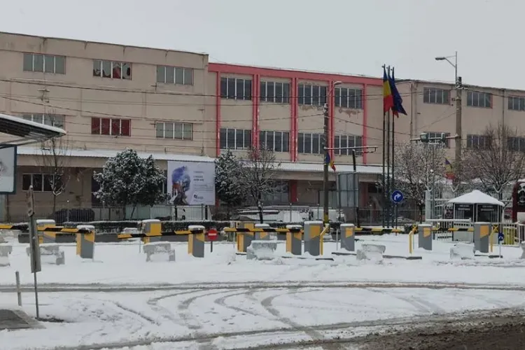 Parcarea Aeroportului Cluj înzăpezită. ”Alin Tișe a promis parcare modernă în 2011”