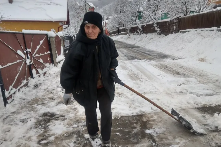 O bătrânică a pus mâna pe lopată și a deszăpezit drumul. Acesta ar trebui să fie Clujul - FOTO