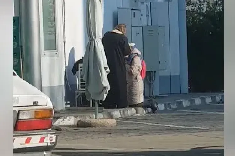 VIDEO -  Femeie spovedită într-o benzinărie din București