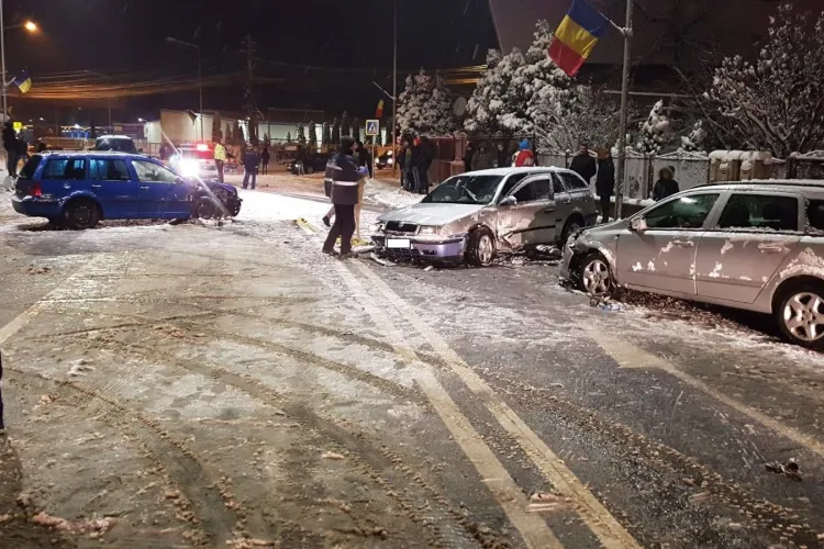 Accident pe Calea Baciului! Zăpada de pe drum i-a jucat o festă! Trei mașini s-au lovit - FOTO