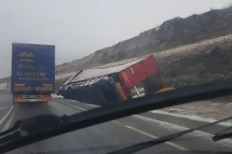 TIR răsturnat pe centura Vâlcele-Apahida - FOTO
