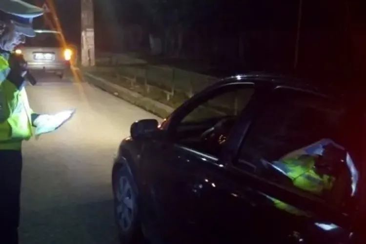 Un șofer a fugit de poliție la Dej. Un polițist a fost lovit, dar procurorii țin cu fugarul