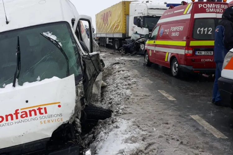 Accident la Coplean, lângă Dej, cu un mort și patru răniți. Au intrat sub un TIR - FOTO