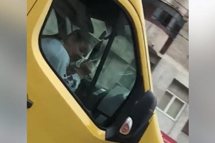 Cluj: Profesoară filmată când fuma în autobuzul elevilor - VIDEO