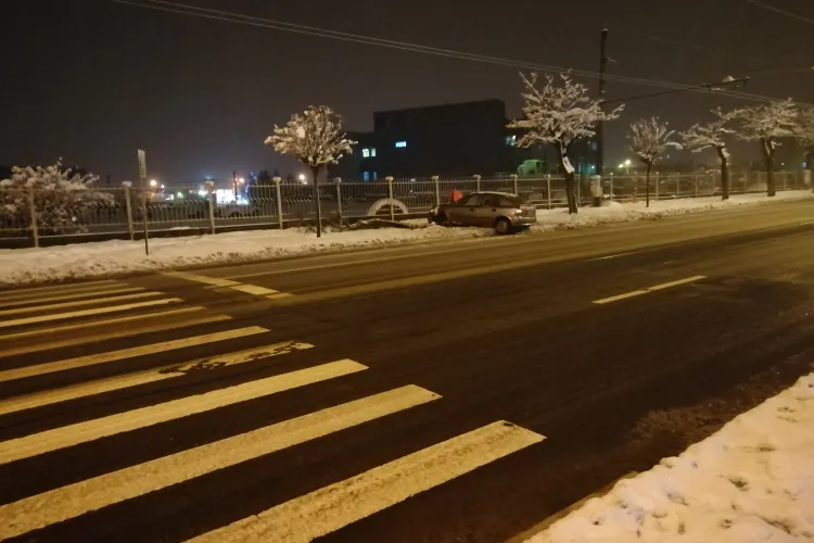 Accident pe Bulevardul Muncii! A derapat și a ieșit pe trotuar - FOTO