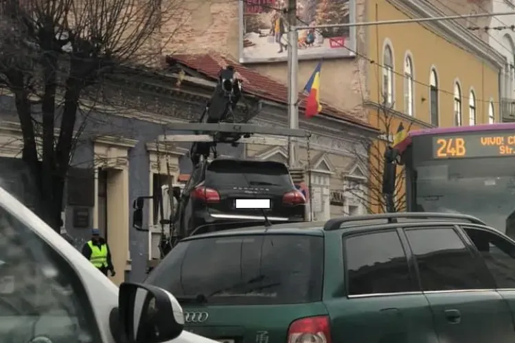 Cluj-Napoca - A parcat pe trotuar, în dreptul unui copac, dar nu a scăpat neridicat - FOTO