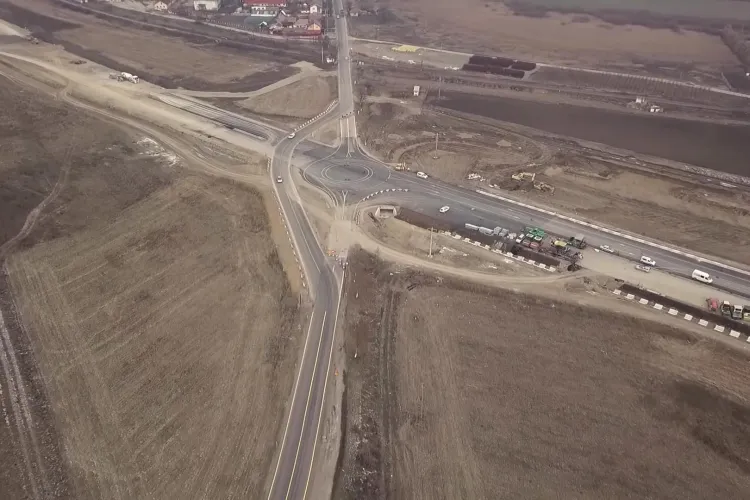 Nu e BANC, e prostie! Autostradă Câmpia Turzii - Târgu Mureş are barieră pentru tren - VIDEO