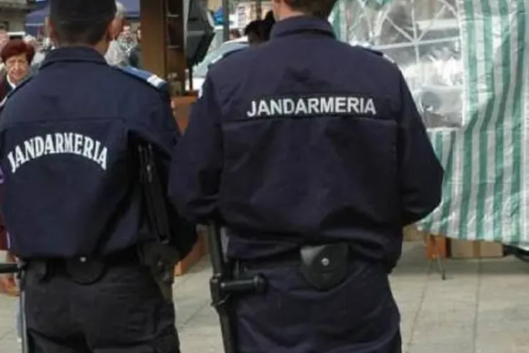 Bișnițari ”săltați” de jandarmi la Cluj. Vindeau pe stradă haine și parfumuri contrafăcute