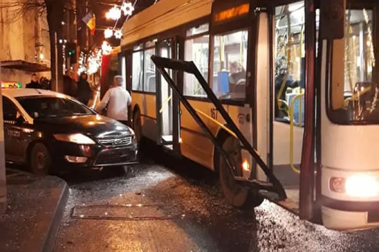 Troleibuz ”demolat” de un taximetrist în centrul Clujului, lângă Sora - VIDEO