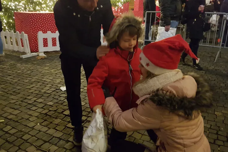 Copiii s-au întâlnit, miercuri seara, cu Moș Nicolae și spiridușii în Piața Unirii - VIDEO