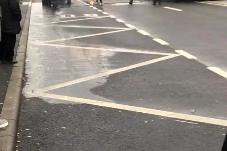 Mașină în flăcări în Zorilor, pe Observator. Felicitări celor care l-au ajutat - VIDEO