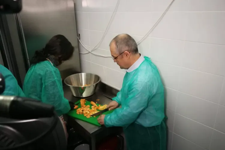 Boc a gătit la proiectul ”O masă caldă”. S-a inaugurat și noua bucătărie a asociației - VIDEO
