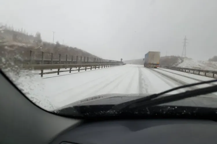 Zăpadă pe Autostrada Transilvania. Drumarii prinși nepregătiți, iarăși - FOTO