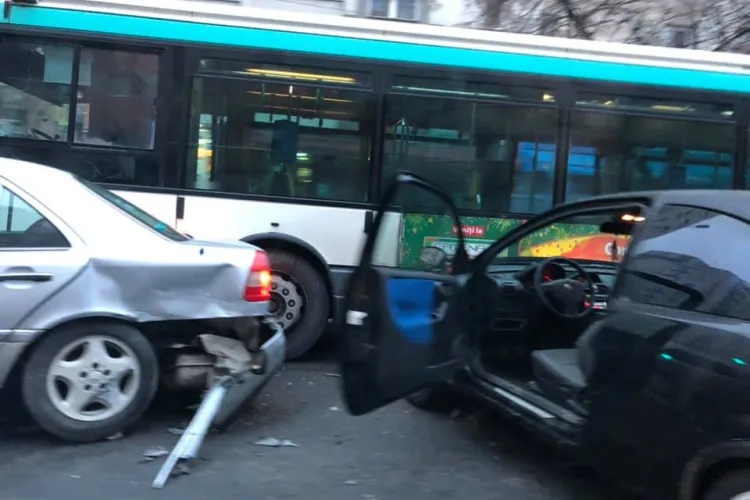Accident între două mașini și un autobuz în Mănăștur FOTO