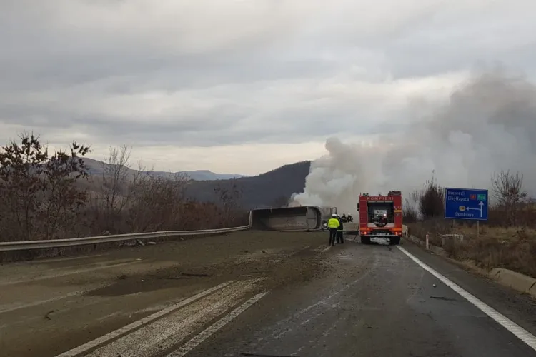 Basculantă mistuită de flăcări la Cluj. I-a explodat o anvelopă, apoi s-a făcut scrum FOTO