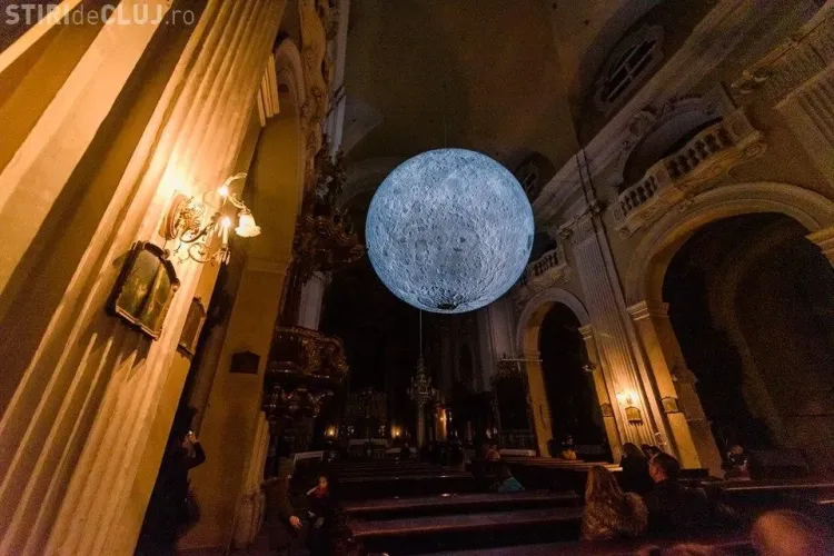Luna uriașă de la Biserica Piaristă poate fi vizitată din nou. Condițiile sunt mult mai stricte