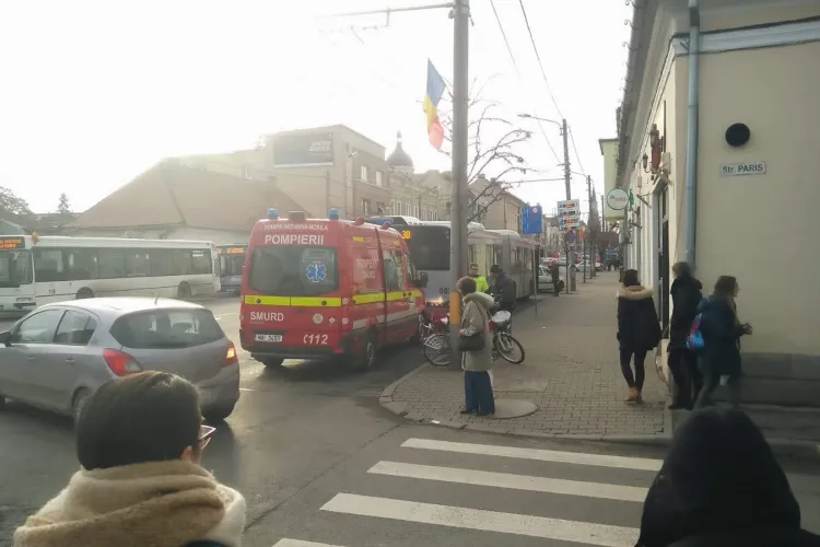 Un bicliclist s-a lovit de un autobuz pe B-dul 21 Decembrie 1989 - VIDEO