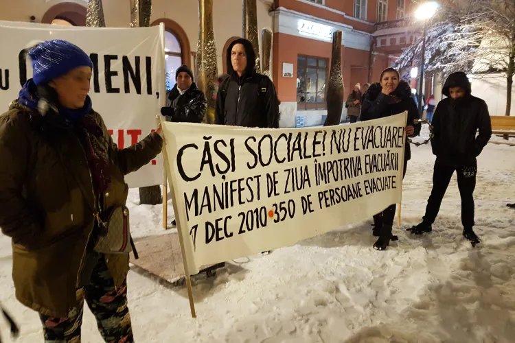 Clujenii evacuați la Pata Rât de pe strada Coastei au protest în centrul Clujului - VIDEO