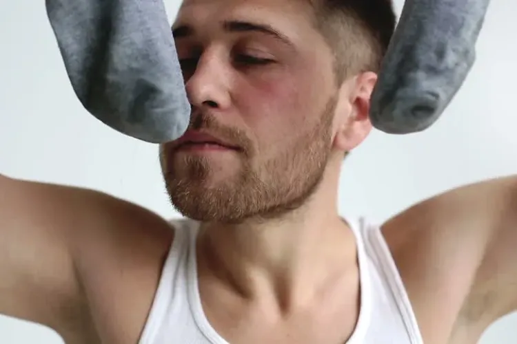 Și-a mirosit zilnic șosetele murdare și a ajuns la spital