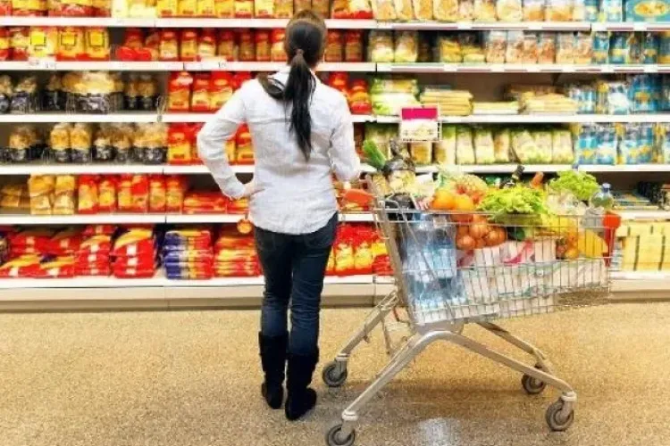 Cât cheltuie românii din buget pe hrană. Procentul a UIMITOR