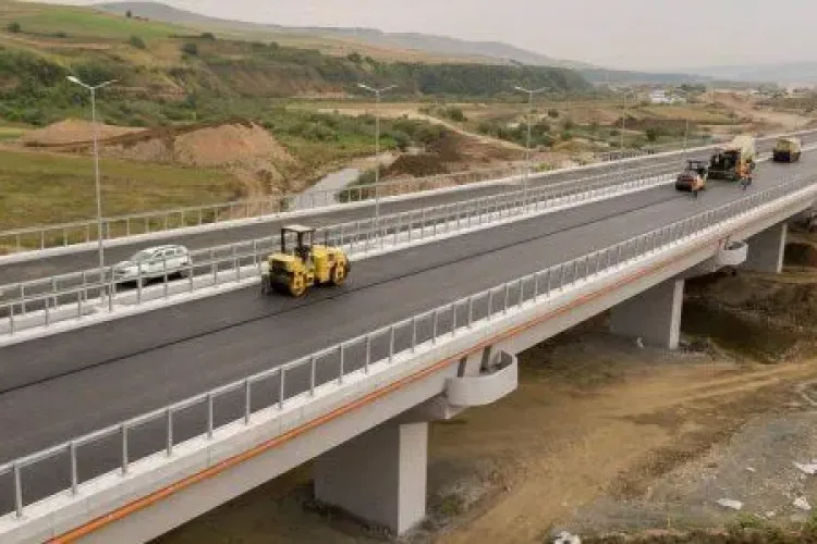 CLUJ: Sistemul 112 e greoi. După o oră s-a intervenit la bărbat căzut de pe pod, pe autostradă