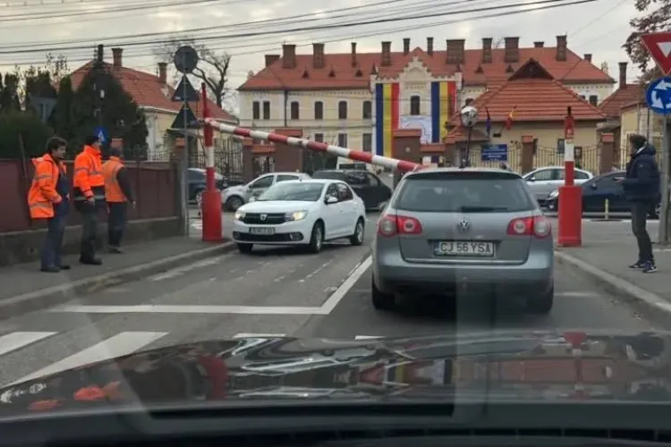 Bariera din Grigorescu, de pe strada C.A. Rosetti, a căzut peste un VW - FOTO