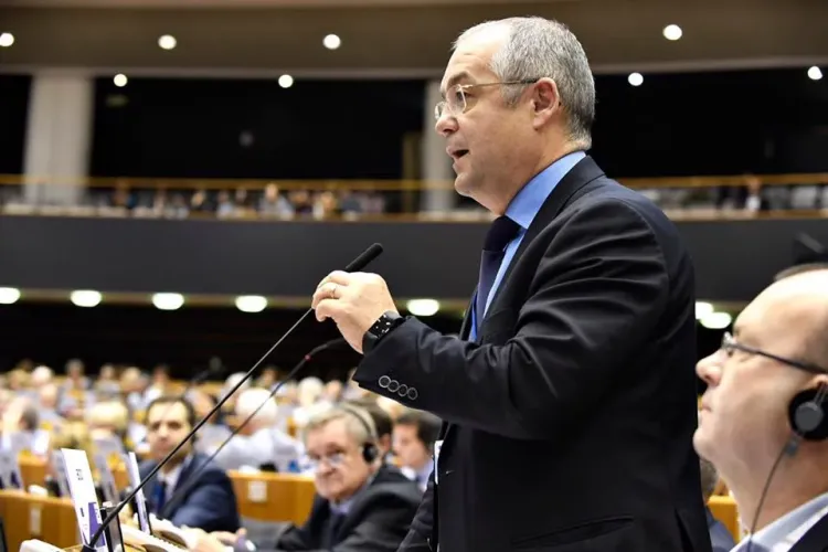 Emil Boc joacă rolul unui premier informal al României. I-a apărat pe români la Bruxelles