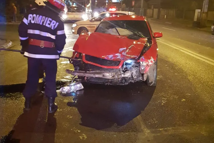 Accident pe strada Traian Vuia filmat LIVE. A ieșit în ”orb” în drumul principal - VIDEO
