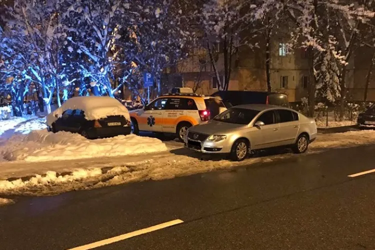 Parcare la Cluj: A blocat ambulanța și a plecat - FOTO