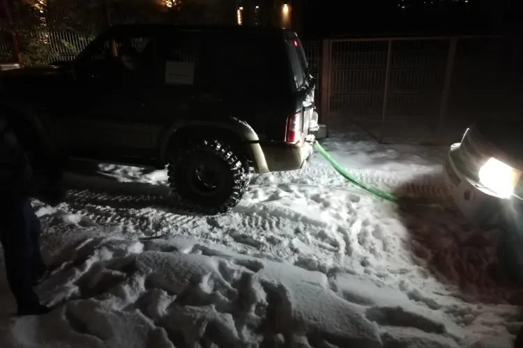 Autoturism de teren înzăpezit, tractat de ”4X4 Rescue” pe strada Câmpului - VIDEO