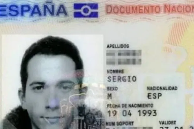 Apare în poza de pe actul de identitate cu o scobitoare între dinți