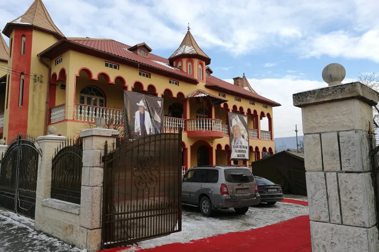 Tensiune! 1000 de oameni la înmormântarea lui Rudi Varga. Jandarmii și bodyguarzii sunt acolo