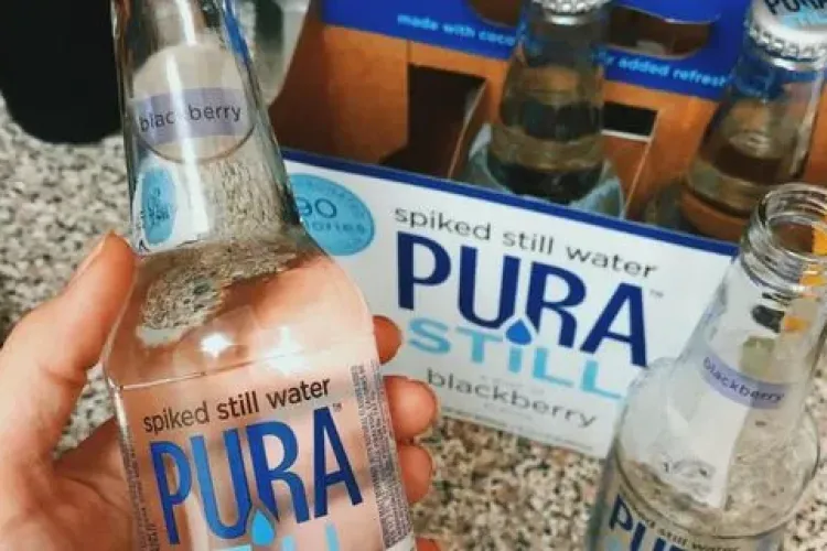 A fost inventată prima apă plată din care te poți îmbăta. Cât costă